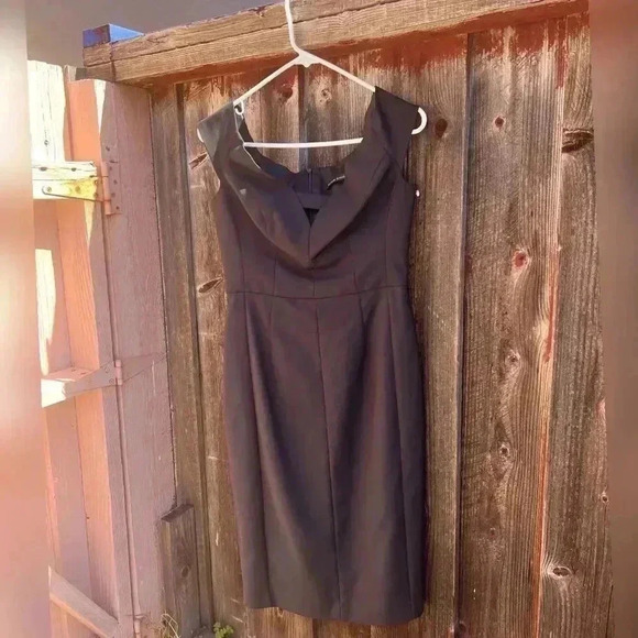 Black Halo Black Riya Off-The-Shoulder Stretch-Scuba Sheath Dress - Picture 6 of 7